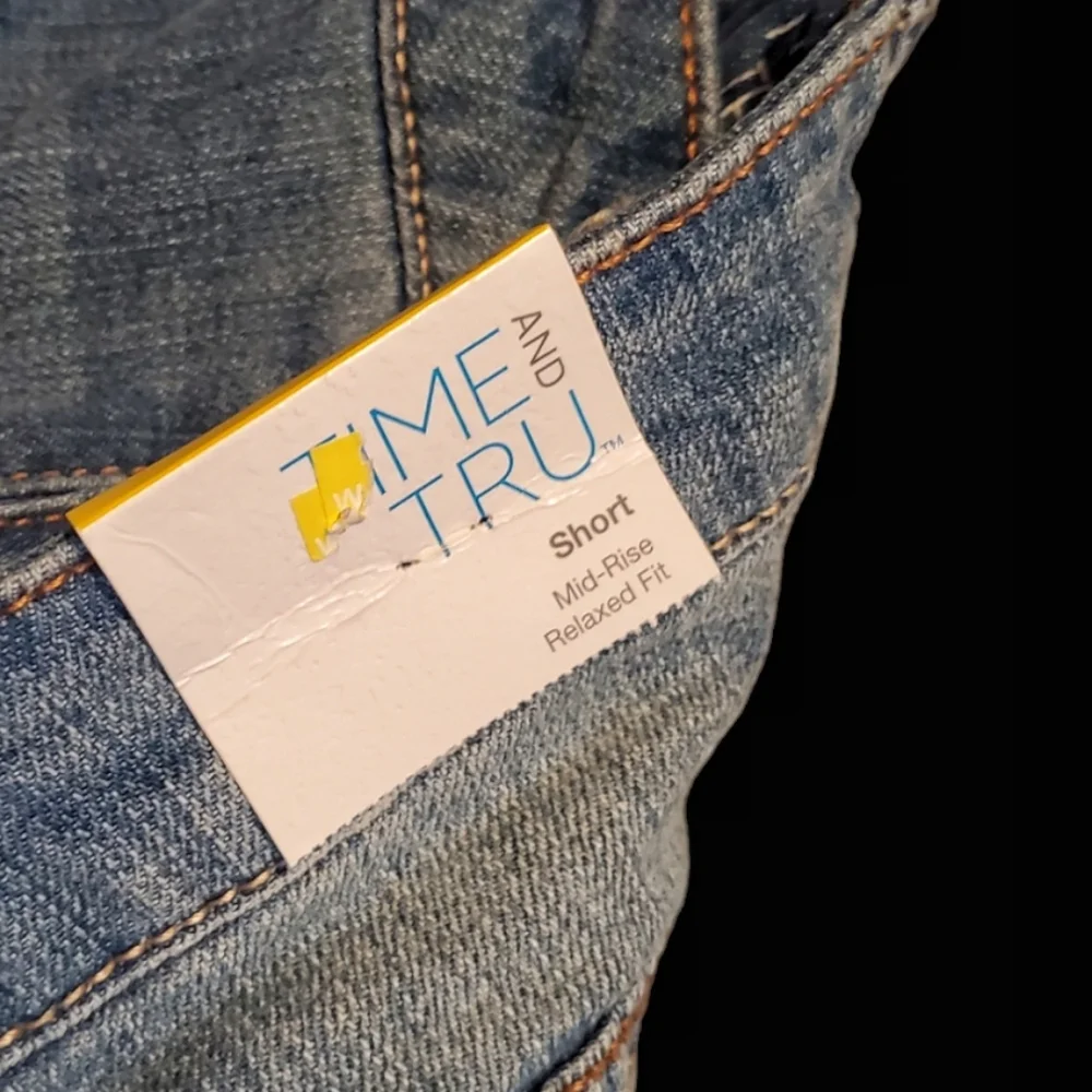 NWT-Time and Tru Sretch Denim Shorts. Size 14. - Picture 6 of 6